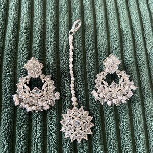 Elegant Silver Diamond Jewelry Set - Tikka and earring